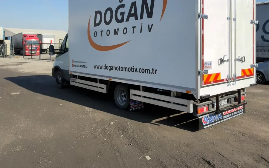Beyaz Kasalı Hafif Ticari Dağıtım Aracı — uygulama fotoğrafı 5
