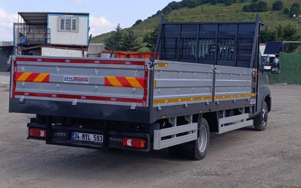 Koyu Gri Kabinli Alüminyum Açık Kasa — uygulama fotoğrafı 4