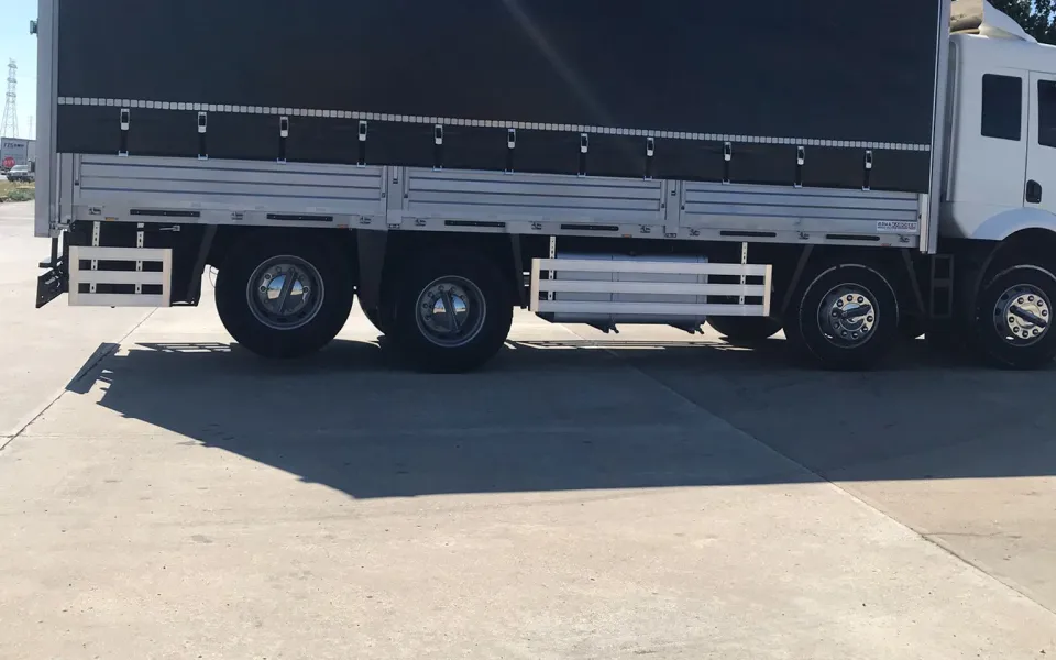 Üç Dingilli Kamyon İçin Siyah Brandalı Kasa — uygulama fotoğrafı 3