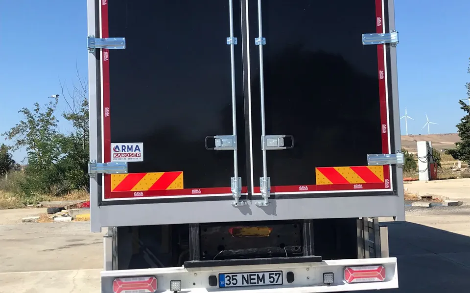 Üç Dingilli Kamyon İçin Siyah Brandalı Kasa — uygulama fotoğrafı 7